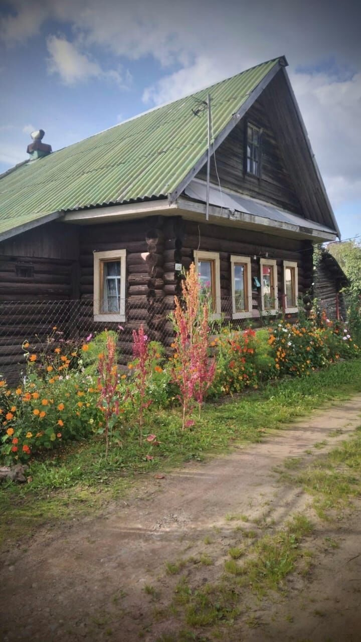 Жилой дом и земельный участок в деревни Нижние Тиккулы, Маловишерского  района